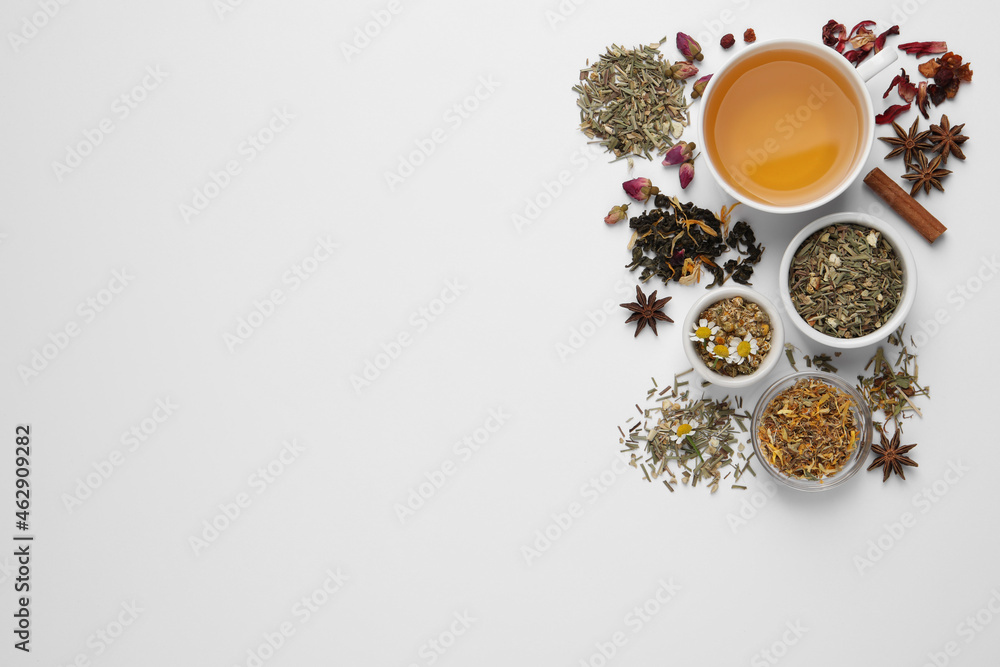 Composition with fresh brewed tea and dry leaves on white background, top view - obrazy, fototapety, plakaty 