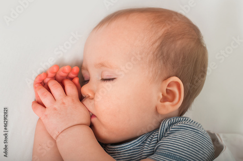 Foto Healthy restful sleep for child up to one year old