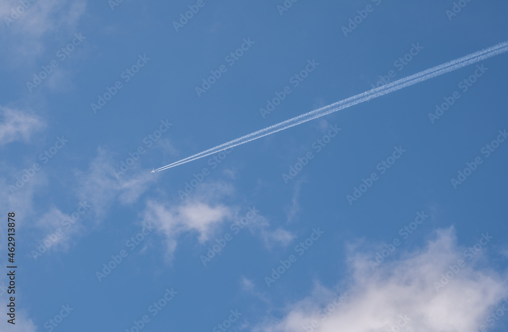 Ein Flugzeug am Himmel Ein Flugzeug am Himmel