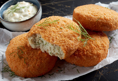 Fotografie Closeup of delicious haddock fishcake on a table
