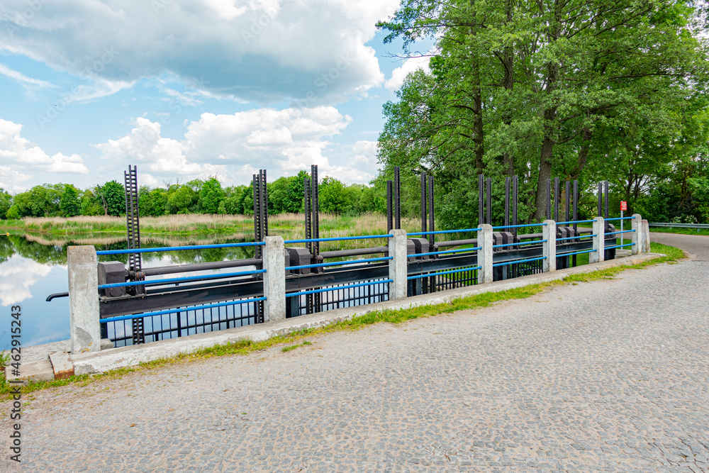 biebrza biebrzański park narodowy rzeka śluza dębowo potok strumień rzeczka łąka pole pola pastwisko