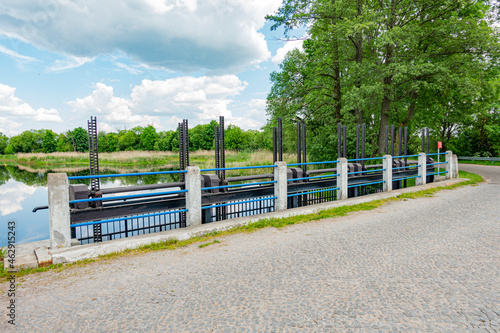 Obraz na płótnie biebrza biebrzański park narodowy rzeka śluza dębowo potok strumień rzeczka łąka pole pola pastwisko w salonie