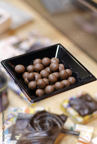 bolitas de chocolate con frutos secos y galletas en bol photo