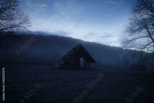 Fototapeta Naklejka Na Ścianę i Meble -  Mglisty poranek w Bieszczadach.