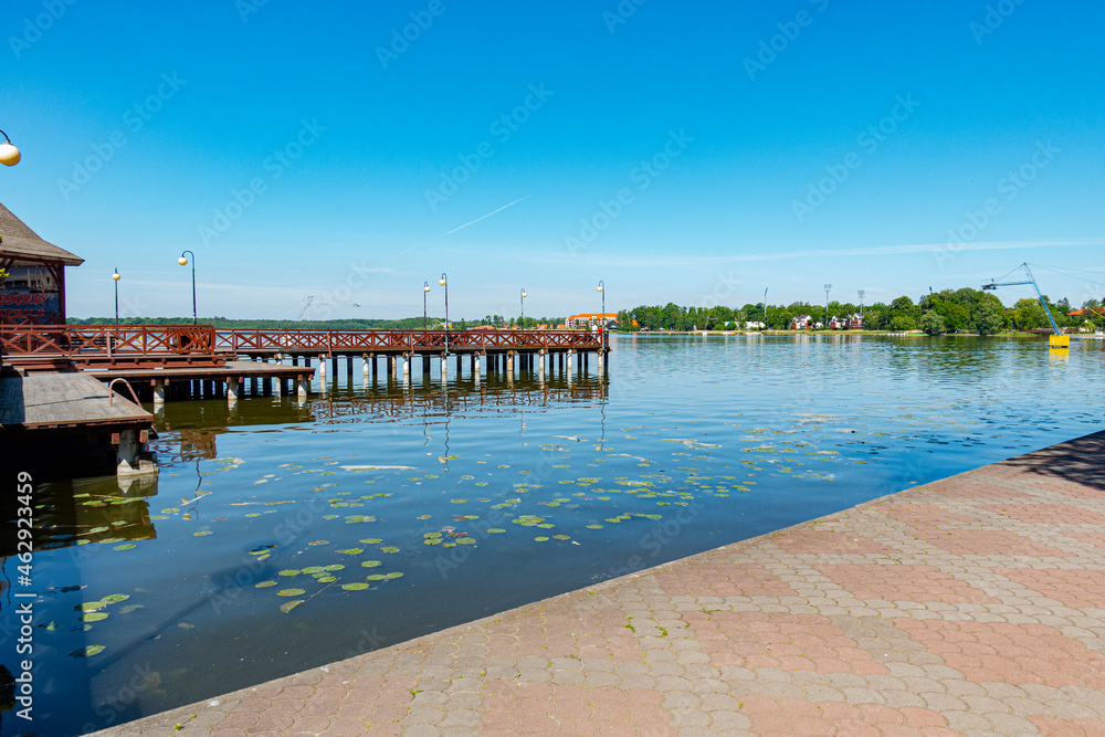 jezioro przystań ostróda pomost mostek plaża lato warmia mazury warmińsko-mazurskie - obrazy, fototapety, plakaty 