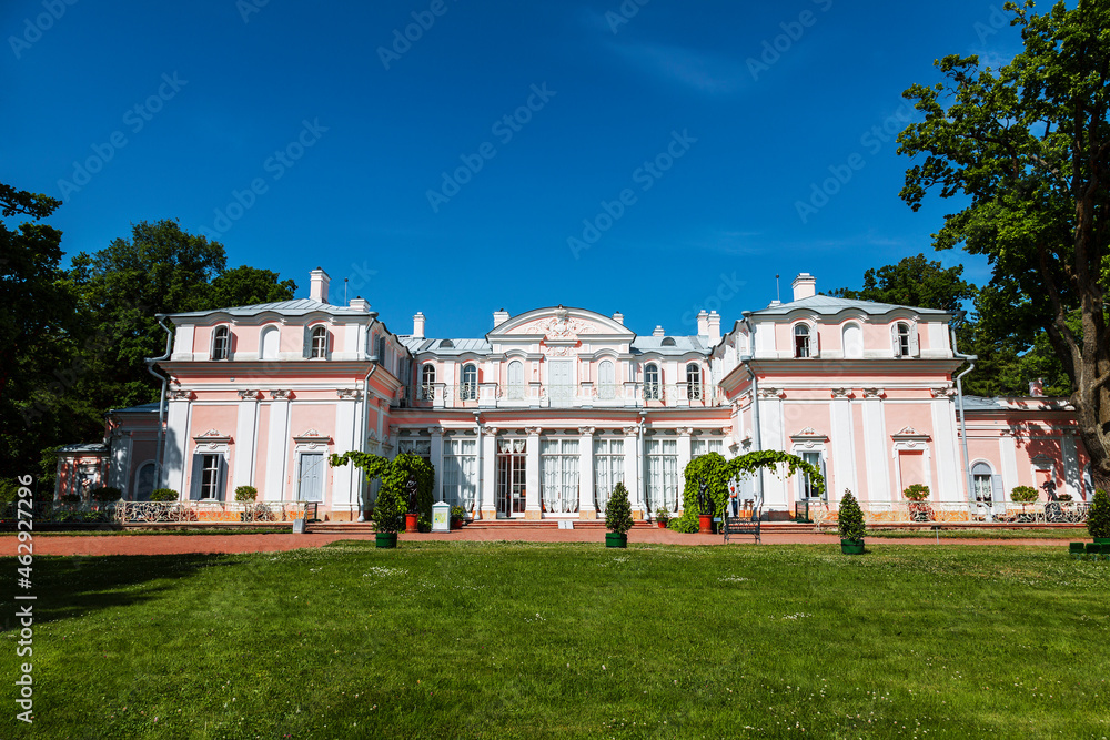 Naklejka premium Chinese Palace in the Palace and Park ensemble 