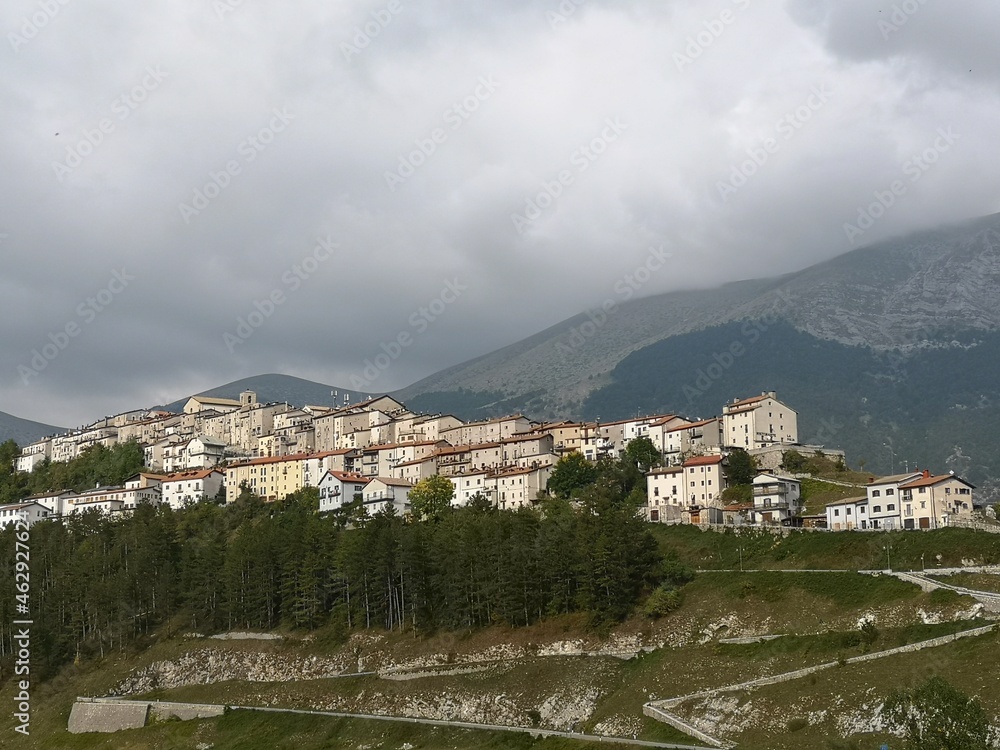 Obraz premium view of the town of Opi in Abruzzo