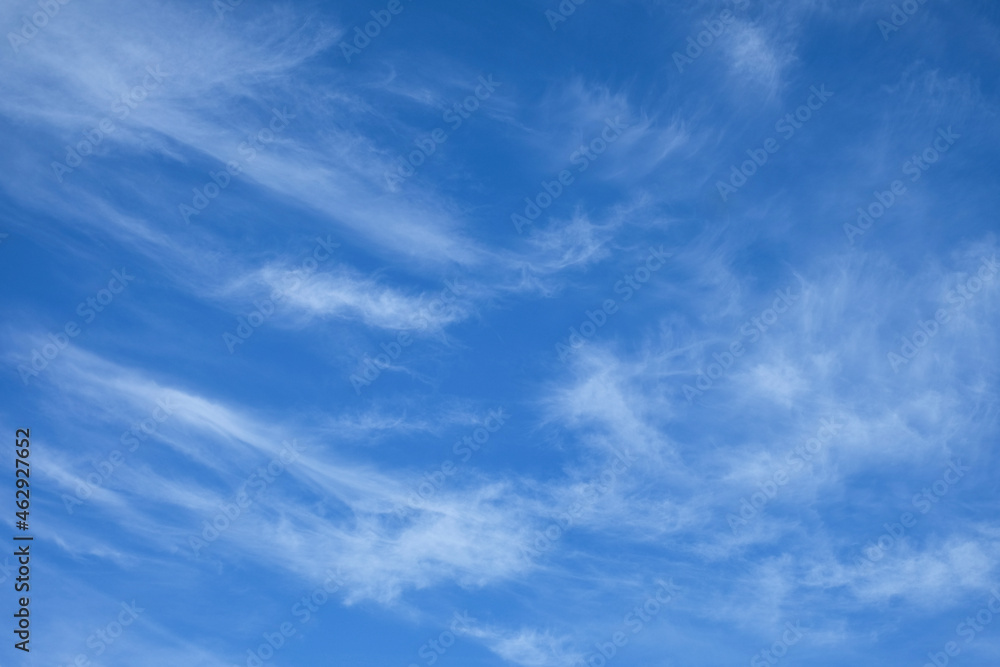 Blauer Himmel mit sanften Cirrus Wolken