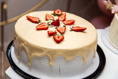 Bolo decorado com glacê e morango em uma mesa decorada para uma festa de aniversário. photo