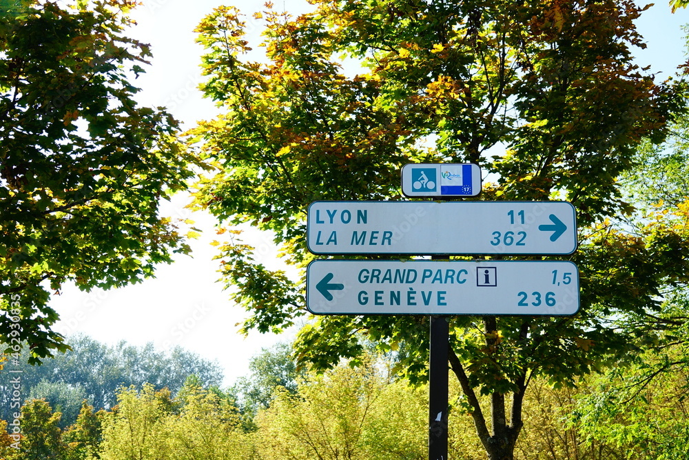 Panneaux sur la véloroute Viarhôna, du Genève vers la mer Méditerranée