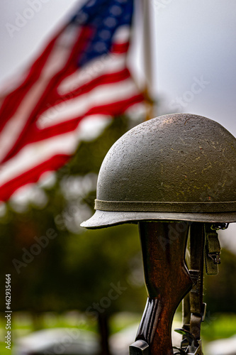 Canvastavla world war 2 helmet on rifle with flag