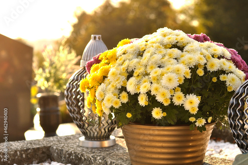 Tableau sur toile Gravelights  and chrysanthemums on the grave on All Saints' Day
