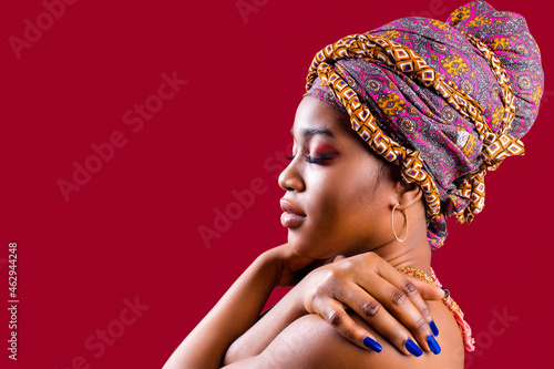Εκτύπωση καμβά zanzibar african woman in turban and make up with blue nails