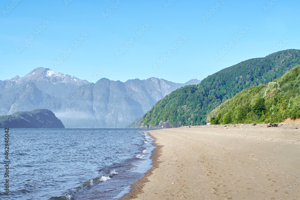 Obraz premium desolate beach bathed by a calm sea