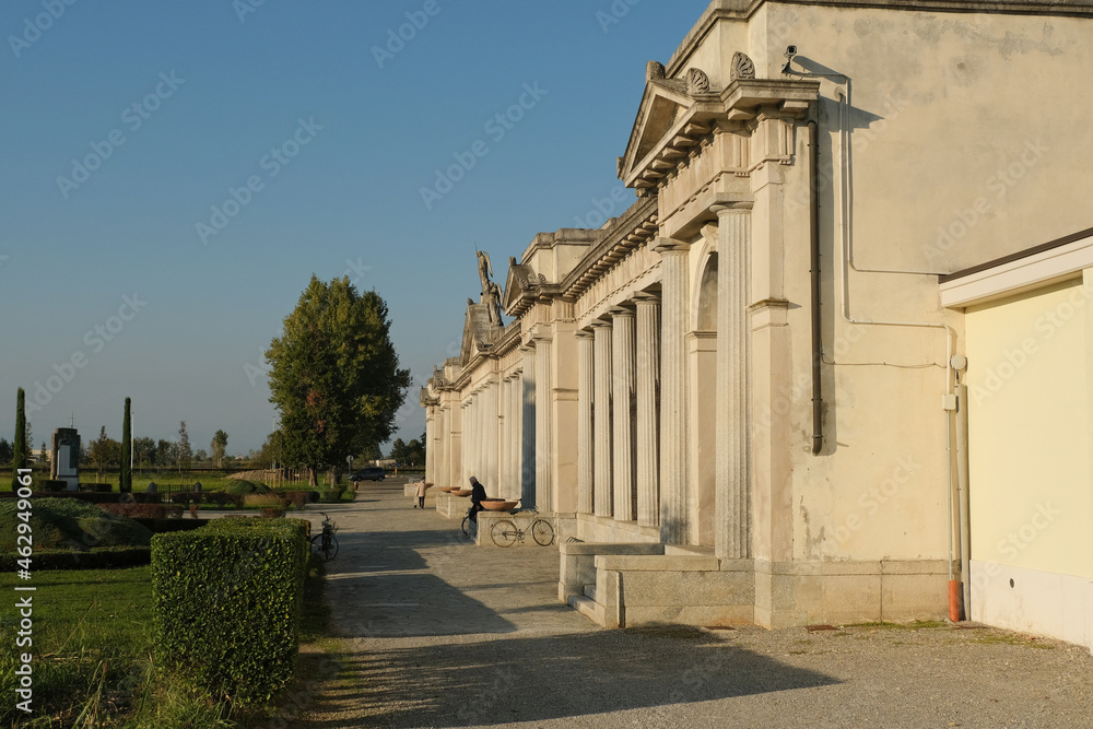 Il cimitero cittadino di Caravaggio in provincia di Bergamo, Lombardia, Italia. Il cimitero cittadino di Caravaggio in provincia di Bergamo, Lombardia, Italia.