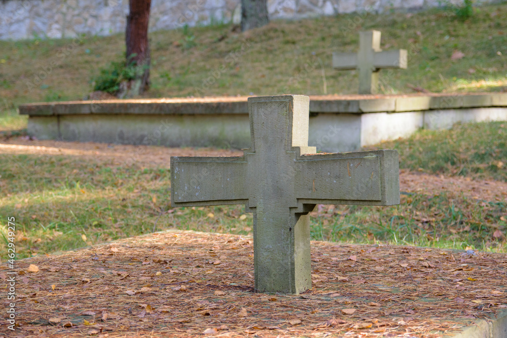 Krzyż na cmentarzu. Uroczystość Wszystkich Świętych. 1 listopada - obrazy, fototapety, plakaty 