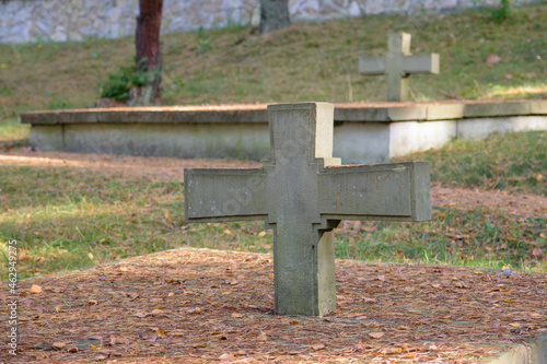 Krzyż na cmentarzu. Uroczystość Wszystkich Świętych. 1 listopada © shake_pl
