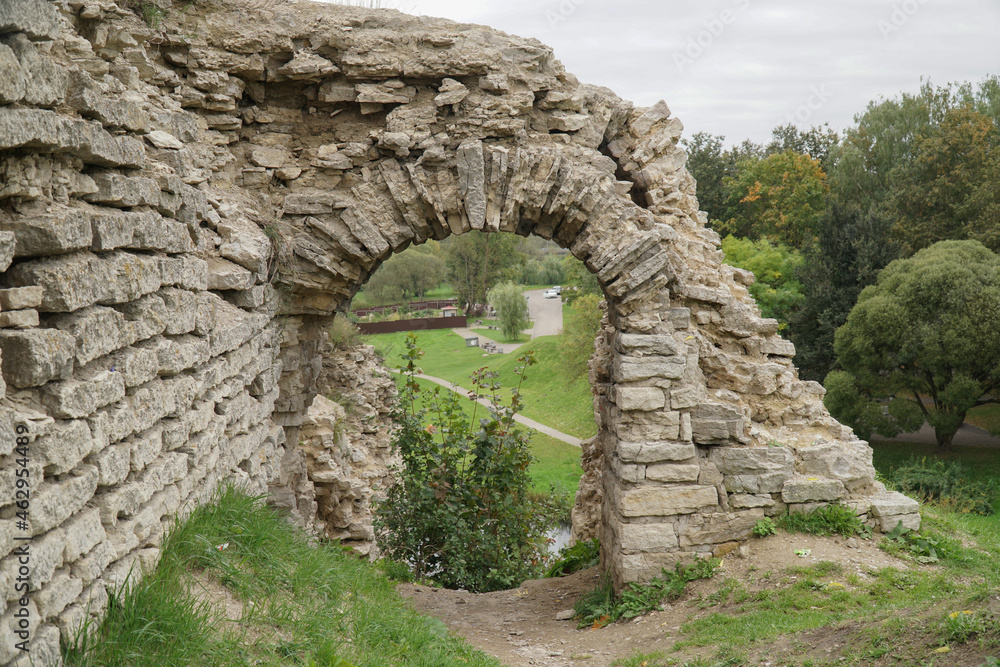 an arch made of old stone. part of an ancient fortress. entrance