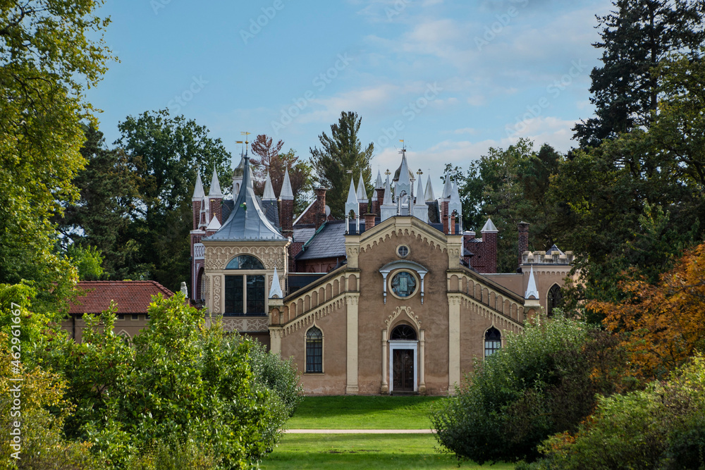 Woerlitzer Park: gothic house in spring with garden in front