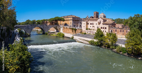 Foto Rome - The Isola Tiberiana - Tiberian Island with the Ponte Cestio bridge
