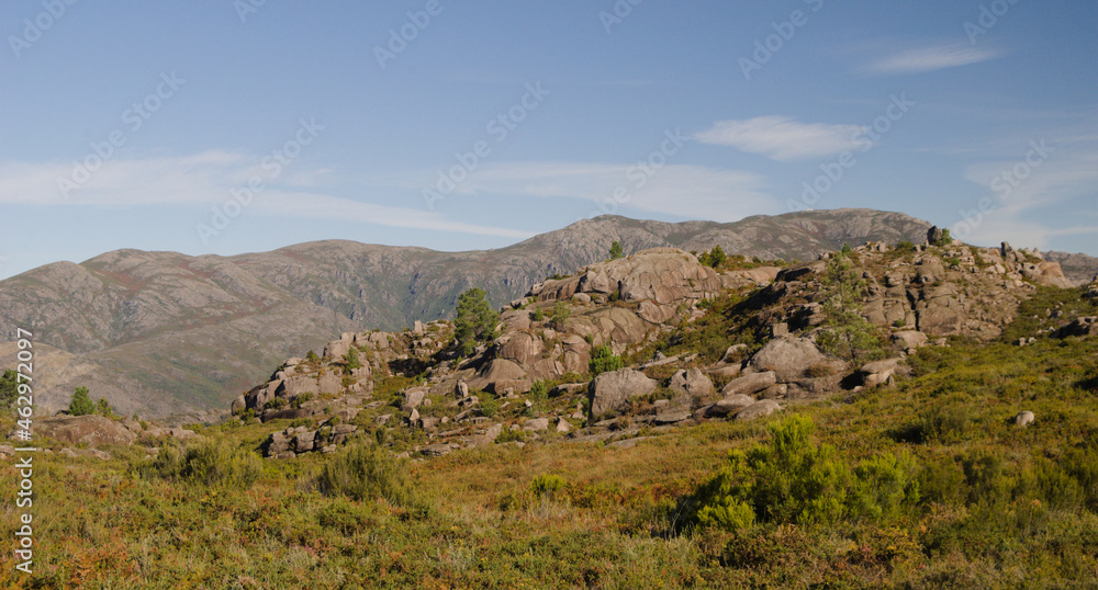 Paisagem de montanha com rochas - serra - paisagem de serra - montanhismo, céu azul - Gerês, Portugal

