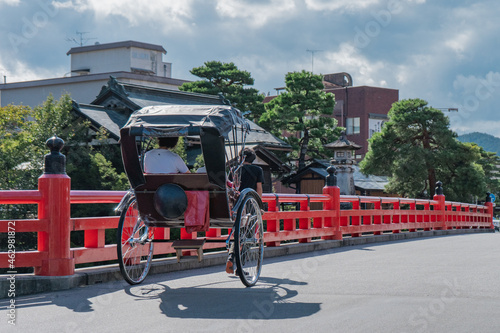 飛騨高山　赤い橋（中橋）と人力車