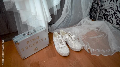 samling av brud kläder och ring väska inför bröllop photo