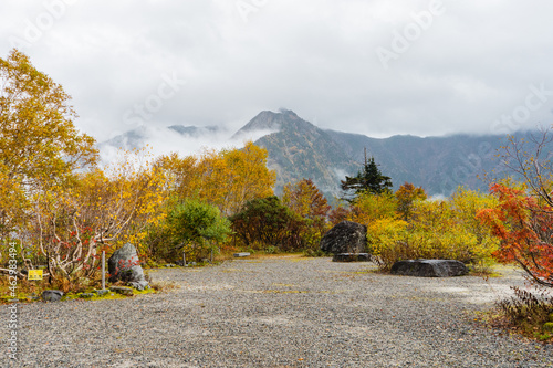 秋の立山黒部アルペンルート　黒部平駅の紅葉と山