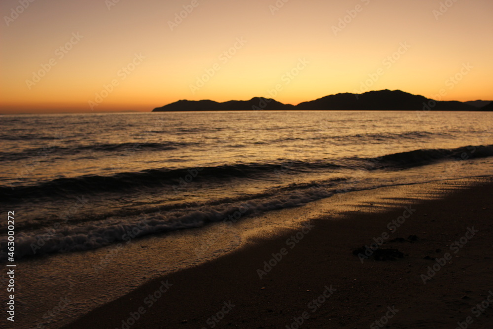 マジックアワーの瀬戸内海の景色 山口県光市の夕日のヒカリと輝き マジックアワーの瀬戸内海の景色 山口県光市の夕日のヒカリと輝き