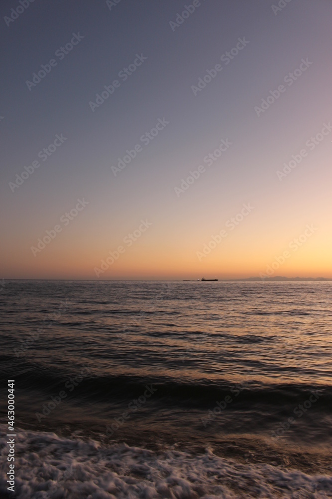 マジックアワーの瀬戸内海の景色　山口県光市の夕日のヒカリと輝き