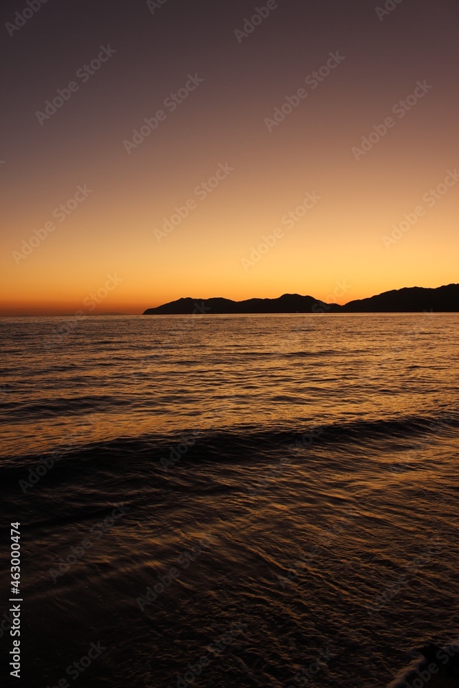 マジックアワーの瀬戸内海の景色　山口県光市の夕日のヒカリと輝き