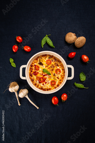 감자 도우에 불고기와 치킨 토핑이 올라간 피자