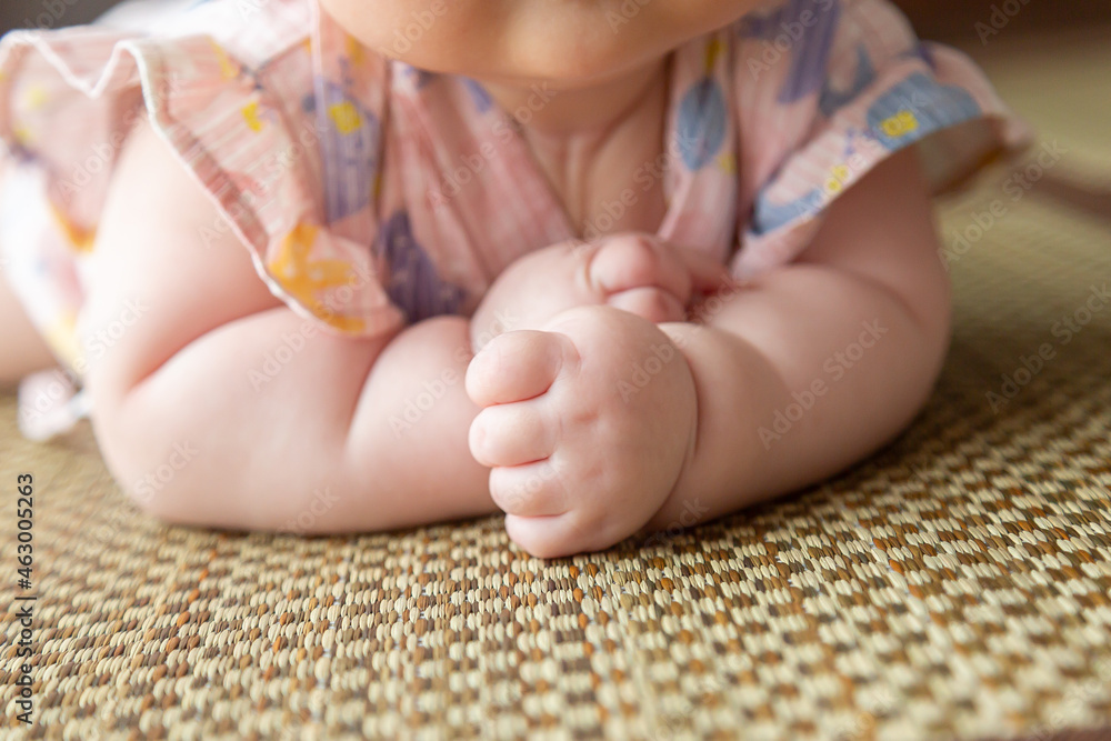うつ伏せの赤ちゃんの手 Stock 写真 Adobe Stock
