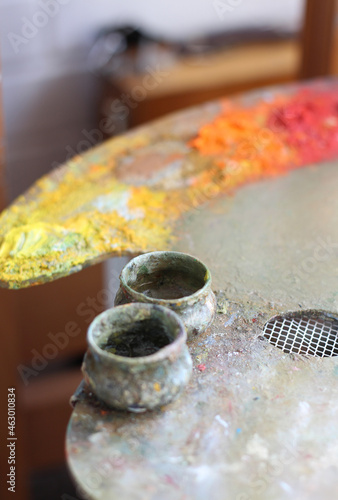 Fotografie oiler for paint thinner on the artist's palette