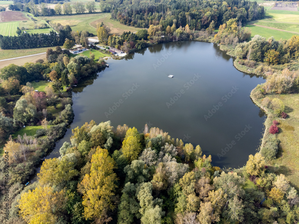 Der Böhringer See bei Radolfzell, umgeben von herbstlicher Vegetation
