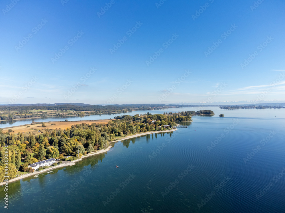 Die Halbinsel Mettnau bei Radolfzell am Bodensee, am Horizont die Insel Reichenau