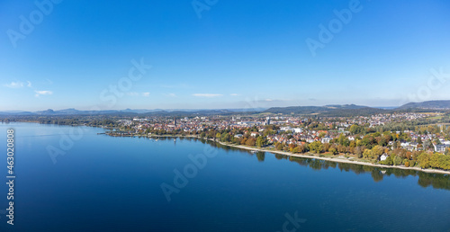 Blick über die Halbinsel Mettnau zur Stadt Radolfzell am Bodensee, am Horizont die Hegauberge