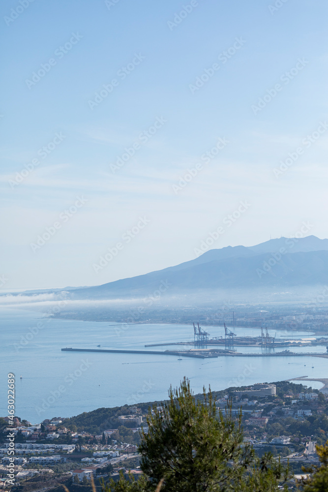 Bahía de Málaga desde arriba del monte fotografía vertical