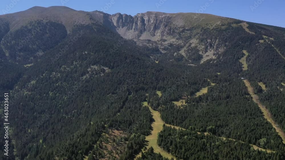 survol d'un cirque dans les Pyrénées-Orientales en France avec vue aérienne des chemins de randonnées dans la forêt