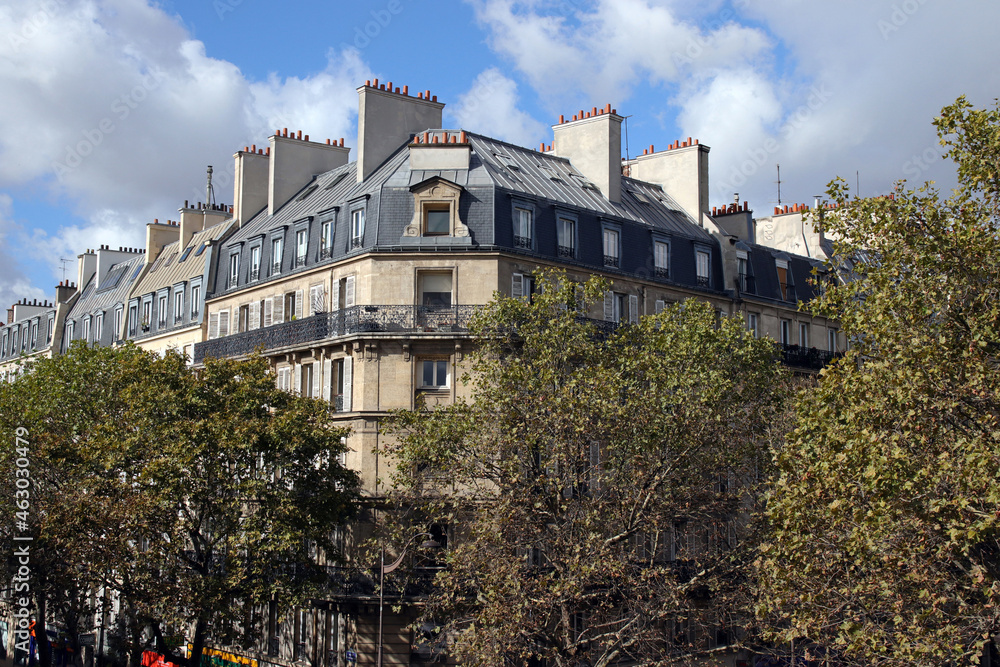 blick auf pariser architektur von der promenade plantée