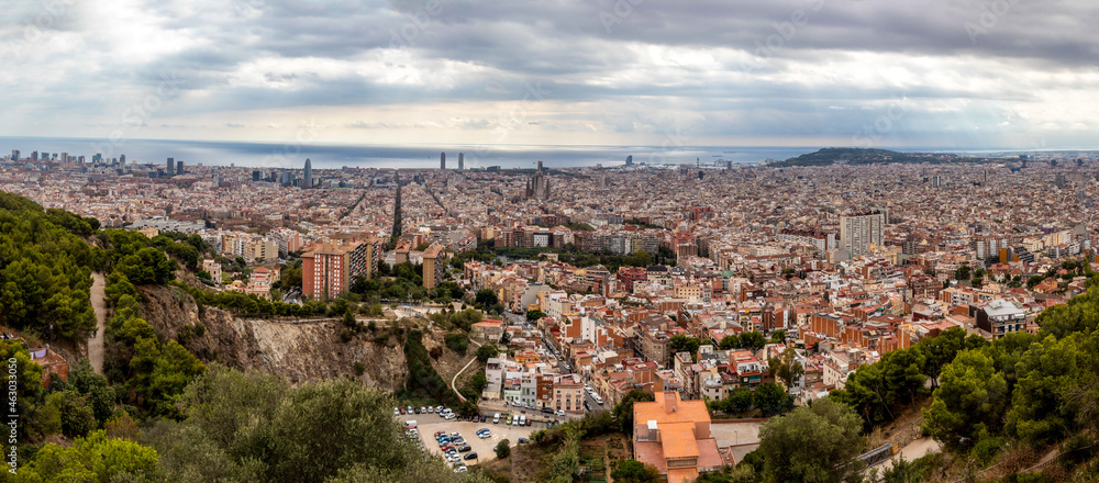 Fototapeta premium Panoramic view of the city of Barcelona seen from above