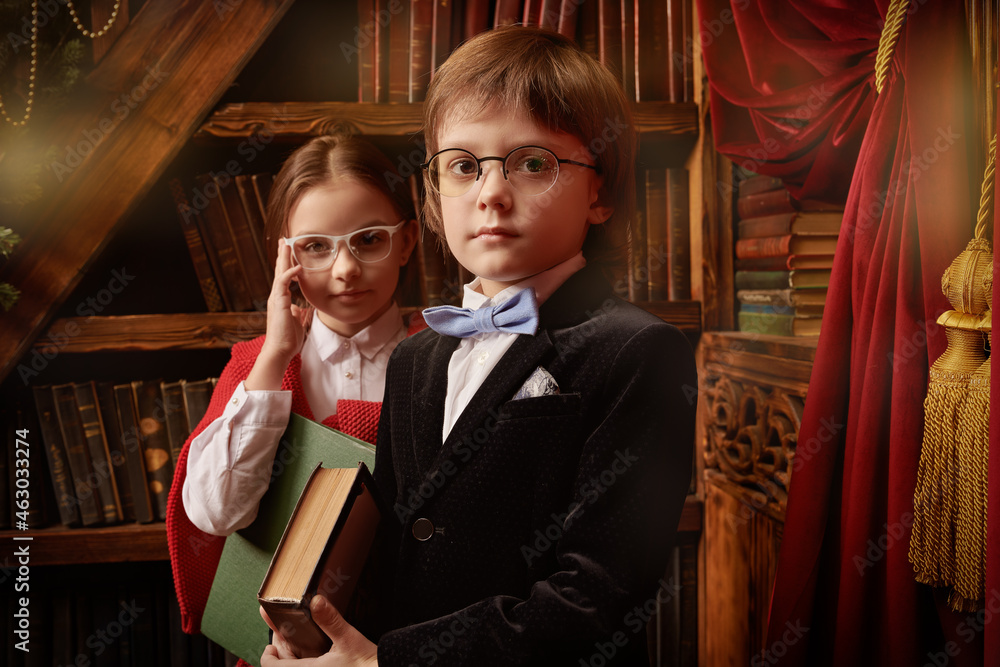 Obraz premium kids in a splendid library