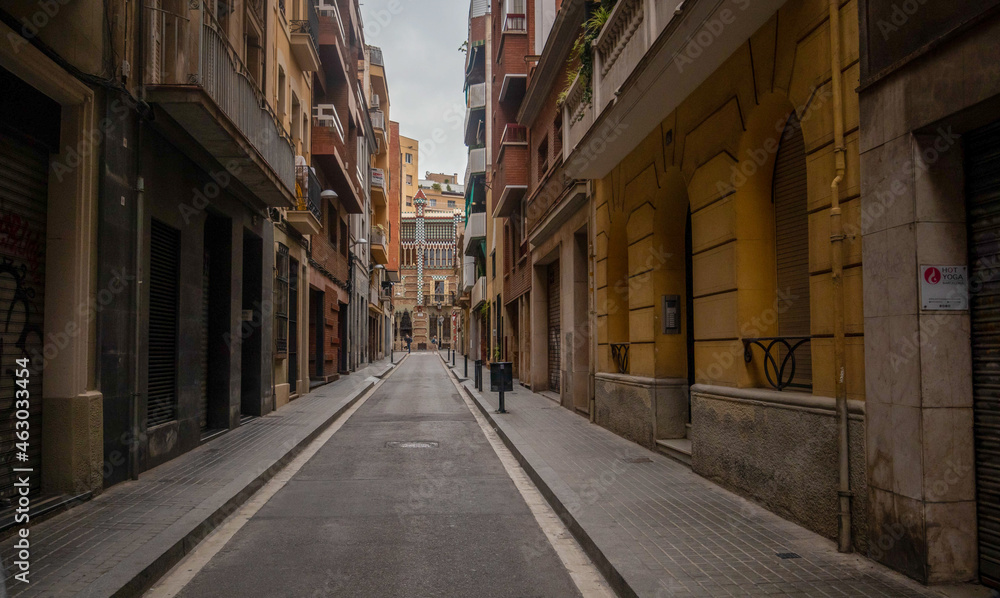 narrow street in the town of Barcelone, au fond la rue la casa Vicens 