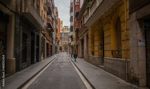 narrow street in the town of Barcelone, au fond la rue la casa Vicens 