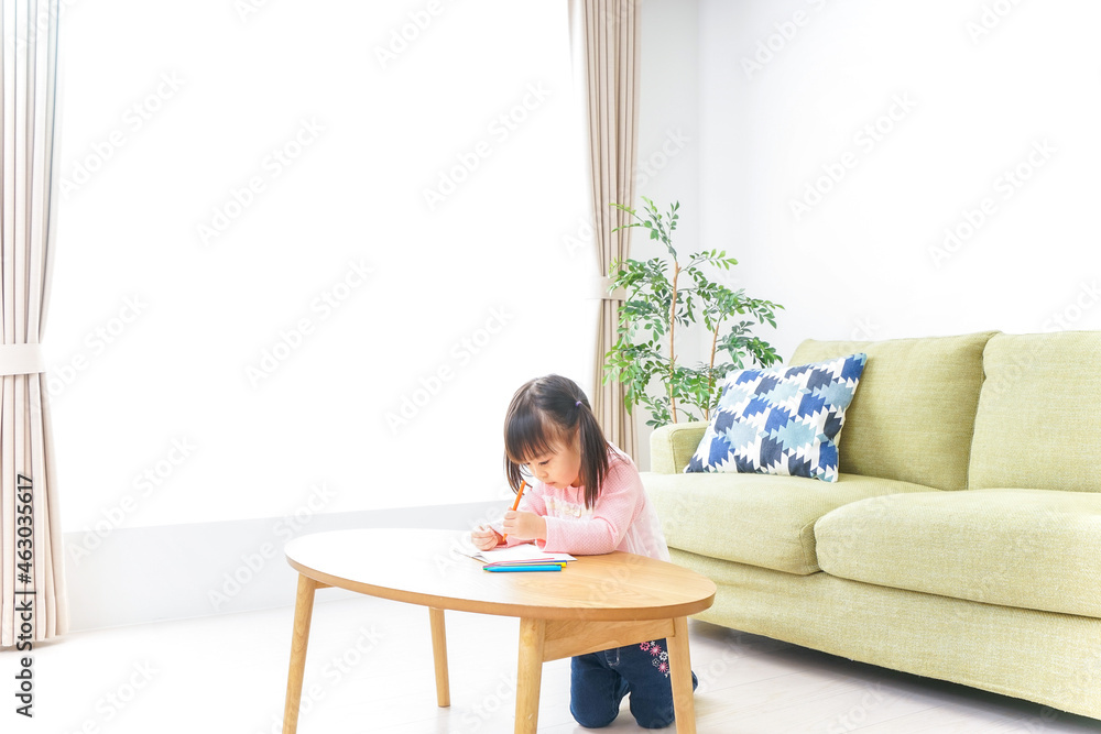 お絵かきをする子ども・教育イメージ お絵かきをする子ども・教育イメージ