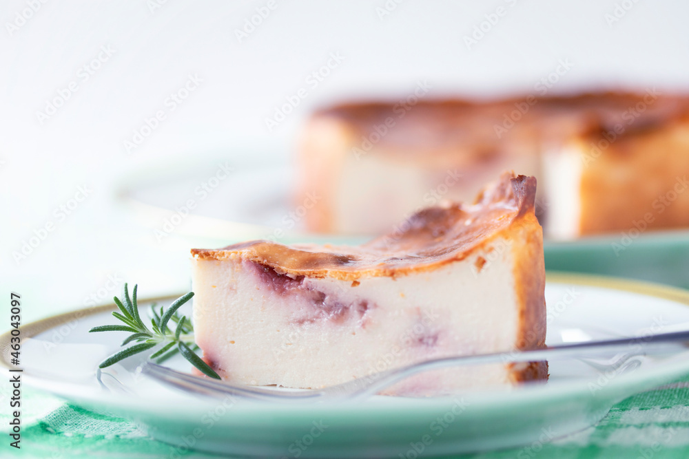 自家製 ミックスベリー入りのギリシャヨーグルトケーキ Stock Photo Adobe Stock