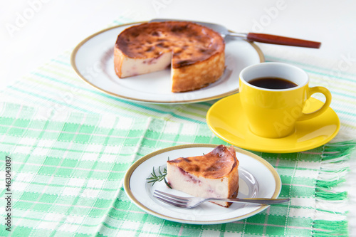 自家製 ミックスベリー入りのギリシャヨーグルトケーキとコーヒー（黄色のコーヒーカップ）