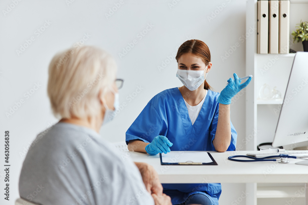 Obraz premium female doctor professional examination health care