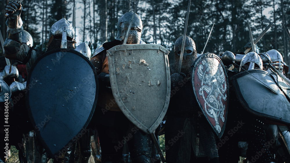 Εκτύπωση καμβά Epic Invading Army of Medieval Knights on Battlefield, Plate Body Armored Soldiers Hit Shields with Swords in Battle Cry