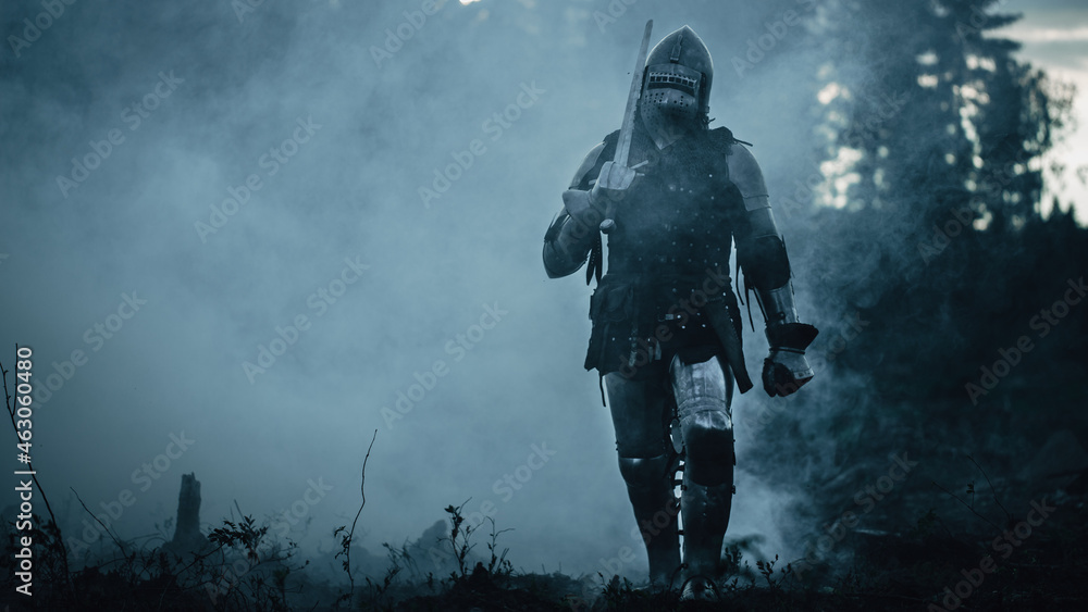 Foto Lonesome Medieval Warrior Marching Through Forest